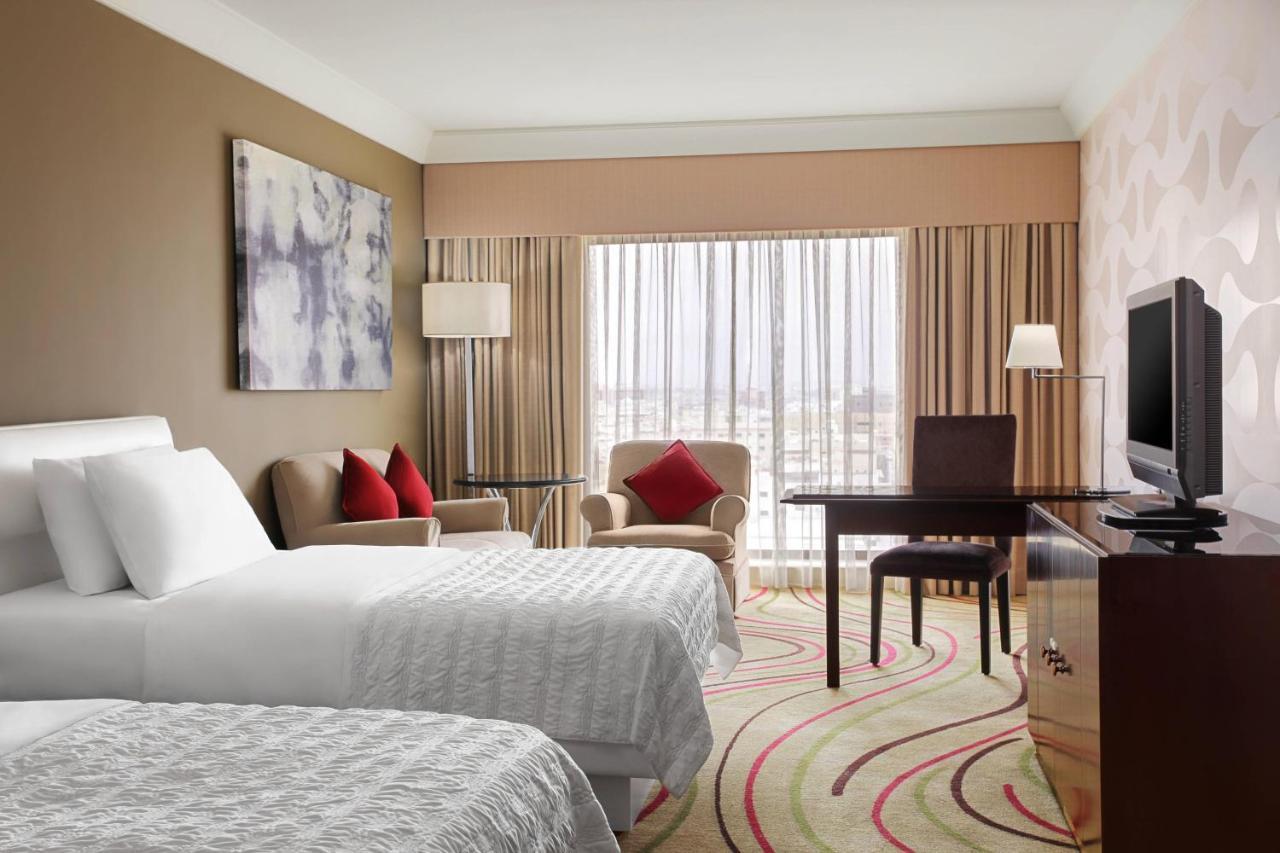 Le Meridien Jidda Exteriör bild A guest room at the Sheraton Jumeirah Hotel