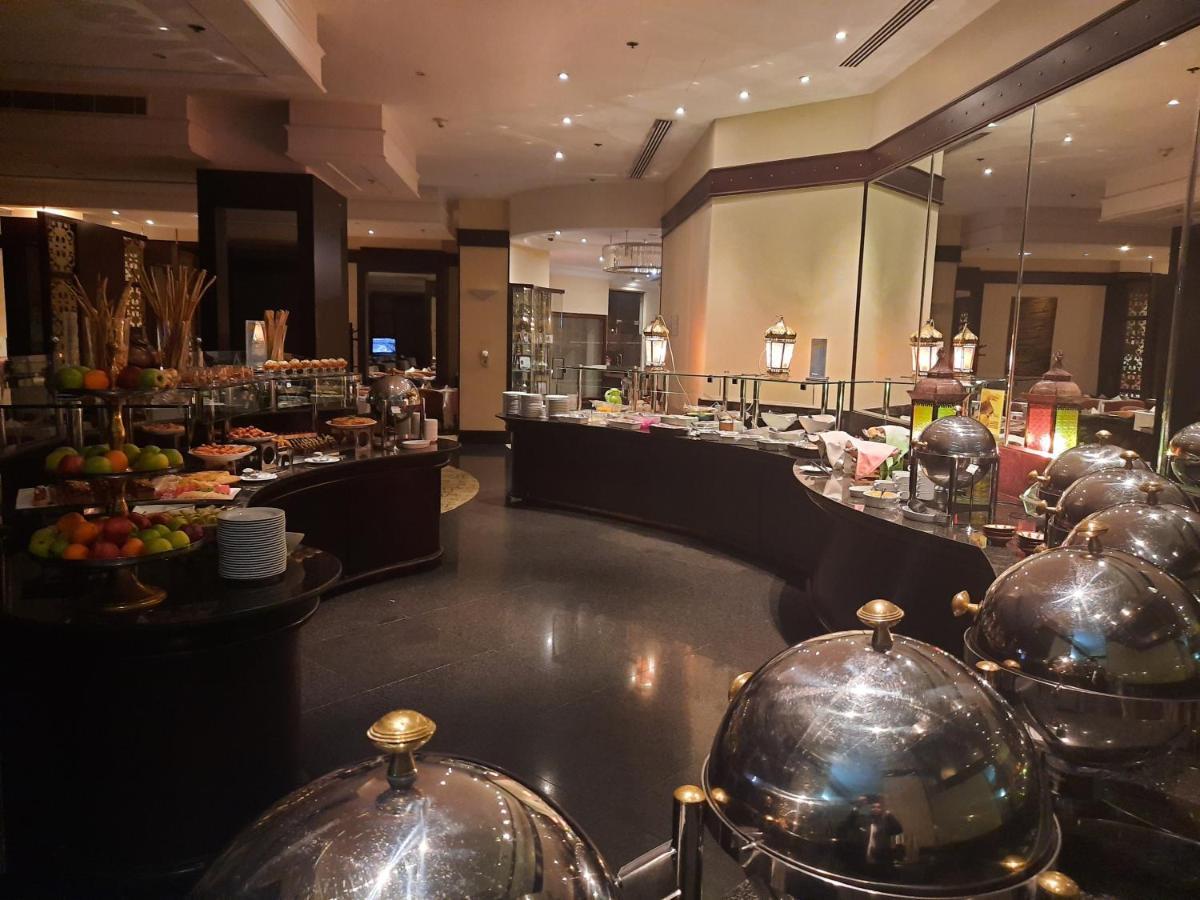 Le Meridien Jidda Exteriör bild The buffet at the hotel