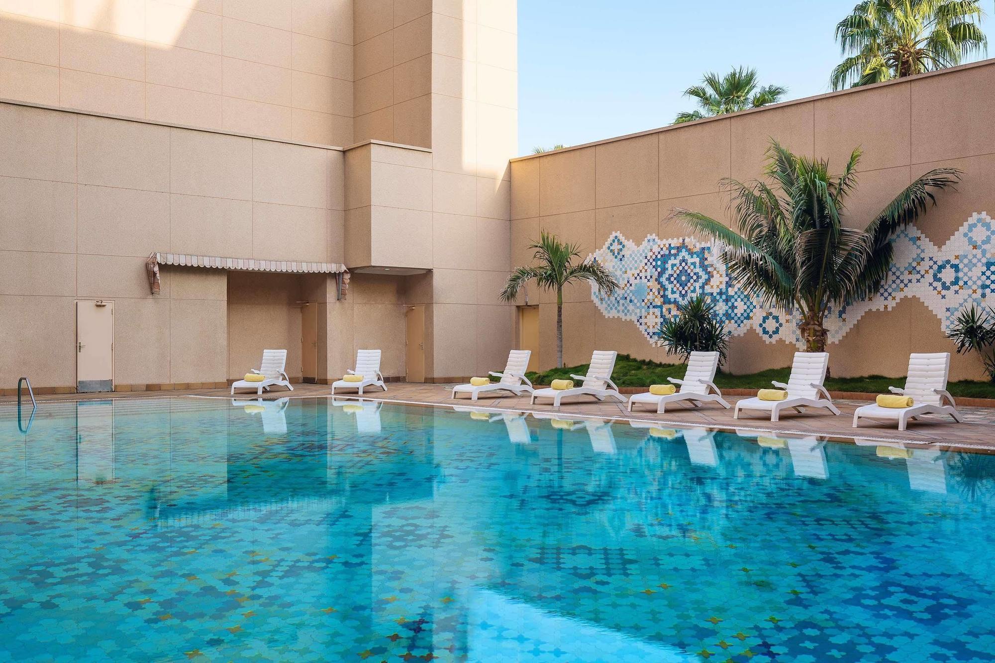 Le Meridien Jidda Exteriör bild Swimming pool at the hotel